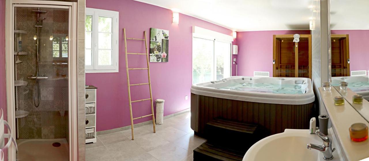 Au Coeur du Bien-Etre, chalet avec piscine chauffée et couverte, SPA, sauna, massages Monteaux Exterior foto